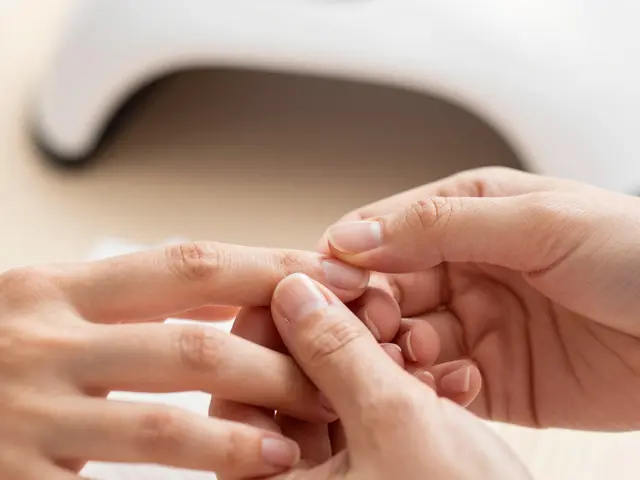 Gel vs. Gel lak: Rozdíl, aplikace a jak vybrat správnou péči o nehty